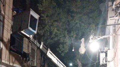 حملة صيانة لكشافات الإنارة في شارع فلسطين ورياض بحي شرق اسيوط