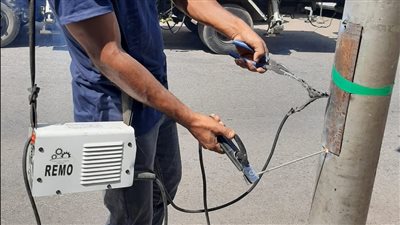 حملة لمراجعة وغلق وتحسين أبواب أعمدة الإنارة في حي شرق أسيوط