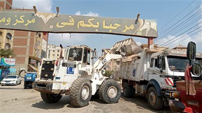 محافظ الغربية يتابع كشط طبقة الأسفلت القديمة وإعادة الرصف بقطور 