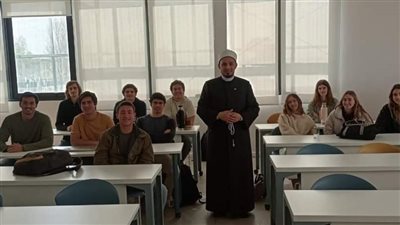 موفد وزارة الأوقاف بأوروجواي يلقي محاضرة بجامعة مونتيفيديو