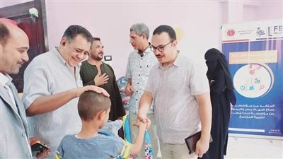 تسليم 23 كرسيًّا متحركًا و200 شنطة مدرسية في دشنا 