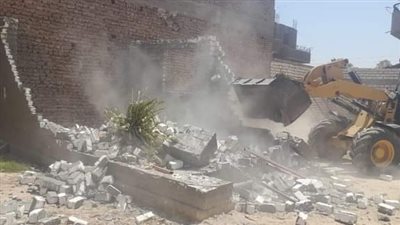 إزالة فورية لحالة تعد بقرية الأشراف فى قنا