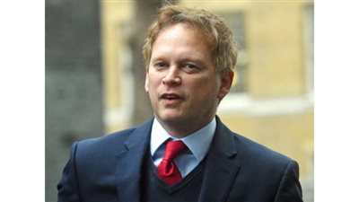 وزير الدفاع البريطاني: سلمنا أوكرانيا أكثر من 300 الف قذيفة مدفعية