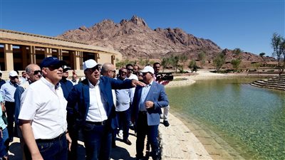 رئيس الوزراء يتفقد مشروع مركز الزوار الجديد بميدان الوادي المقدس