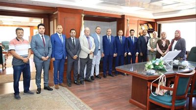 محافظ سوهاج يشهد ختام اجتماعات اللجنة التنفيذية للمشروعات الخضراء الذكية 