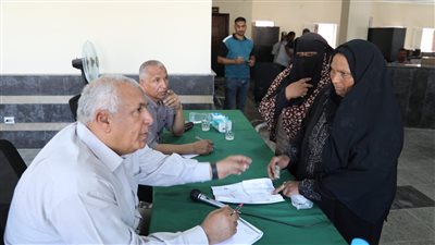 محافظ الوادي الجديد يواصل اللقاءات الجماهيرية مع أهالي 