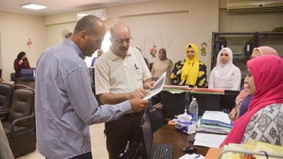 سكرتير بنى سويف يتابع انتظام سير العمل بالإدارات الخدمية والجماهيرية 