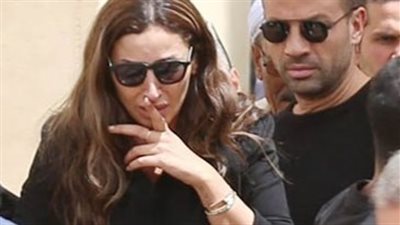 لحظات تشييع جنازة والدة دينا الشربيني
