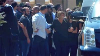 انهيار دينا الشربيني بجنازة والدتها برفقة مجموعة من نجوم الفن