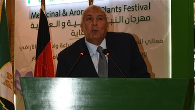 محافظ الوادي الجديد: مبادرة لزراعة 20 ألف فدان بالنباتات الطبية والعطرية 