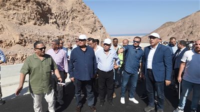  رئيس الوزراء يتفقد مسجدًا وكنيسة تحت الإنشاء بمدينة نويبع 