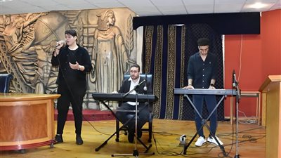 سيف العسيري يشدو في احتفال نقابة الصحفيين برواد المهنة