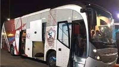 حافلة الزمالك تصل إلى ستاد القاهرة استعدادًا لمباراة البنك الأهلي 