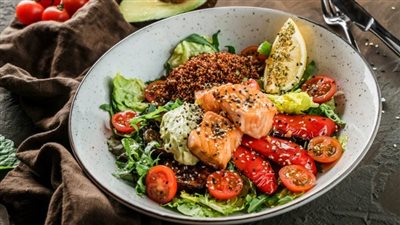 سلطة الكينوا بالسلمون والأفوكادو لرجيم صحي 