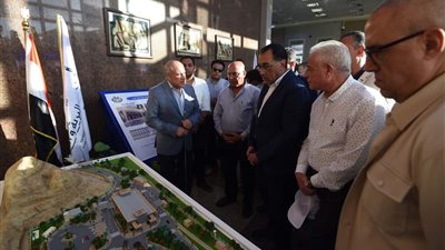 رئيس الوزراء يتفقد منفذ طابا البري