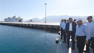 رئيس الوزراء يتفقد أعمال التطوير بميناء نويبع البحري