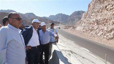 رئيس الوزراء يتفقد أعمال تطوير ورفع كفاءة طريق دهب / نويبع