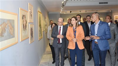 وزيرة الثقافة تفتتح معرض 