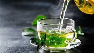 مرضى ارتفاع ضغط الدم والتهاب المعدة ممنوعين من شرب الشاي الأخضر