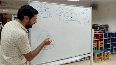 ﻣﻜﺘﺒﺔ ﻣﺼﺮ اﻟﻌﺎﻣة بأﺳﻴﻮط تنظم ورش تعليم الرسم للأطفال