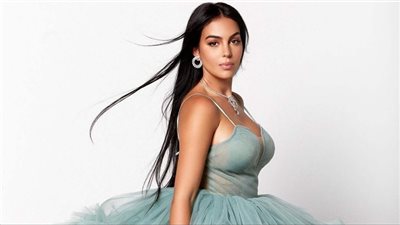 بإطلالة عربية.. جورجينا رودريجيز حديث السوشيال ميديا بسبب اليوم السعودي|سعر صادم للعباءة