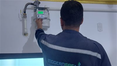 صور.. إطلاق أول شعلة غاز طبيعي بقرية الأميرية بقنا 