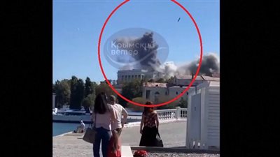 جاب عاليها واطيها.. لحظة إصابة صاروخ أوكراني مبنى عسكري روسي (شاهد)