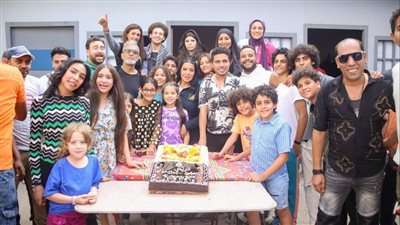 بالصور.. صناع مسلسل «أرواح خفية» يحتفلون بانتهاء التصوير