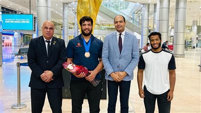 وفد رسمي من الشباب والرياضة في استقبال المصارع المصري عبداللطيف منيع 