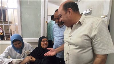 محافظ أسوان يفاجئ العاملين بالعيادات الخارجية لهيئة التأمين الصحي