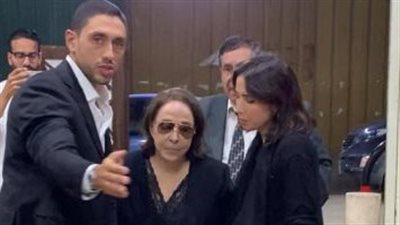 عفاف راضى تتلقى عزاء شقيقها المخرج منير راضى بمسجد الحامدية الشاذلية