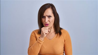 أخطر حالات السعال ..  طبيب يكشف عن مفاجأة 