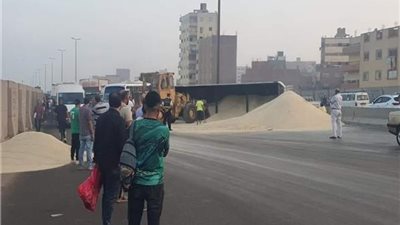 كثافات مرورية أعلى الطريق الدائري بسبب انقلاب مقطورة رمل بنزلة المريوطية