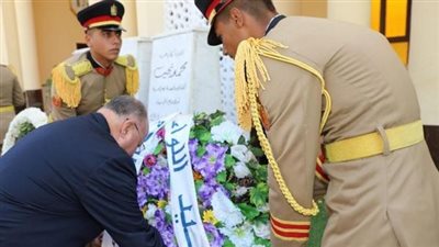 محافظ القاهرة يضع إكليلًا من الزهور على مقابر شهداء المنطقة العسكرية