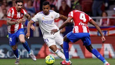 غضب ملكي من حكم ديربي ريال مدريد وأتلتيكو