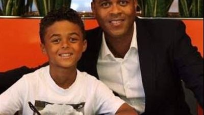 برشلونة يعلن التعاقد مع نجل أسطورته السابق