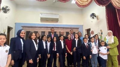 وكيل تعليم قنا يكرم عددًا من الطلاب والطالبات المتفوقين 