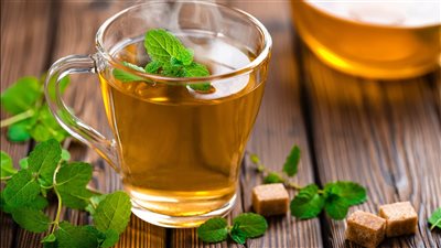 الشاي الأخضر الساخن أكثر المشروبات الصحية في الصيف 