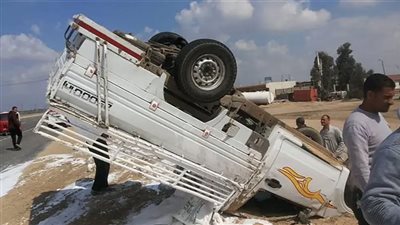 مصرع شخصين وإصابة 13 آخرين في انقلاب سيارة نقل بأسوان 