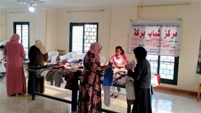 مركز شباب بركة بقنا ينظم معرضًا لبيع الشنط والملابس المستعملة وأدوات مدارس