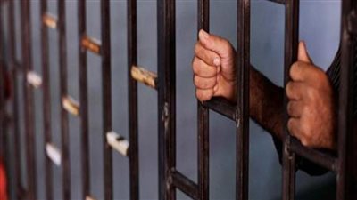 حبس عامل 4 أيام لاتهامه بقتل زميله طعنا بسلاح أبيض 
