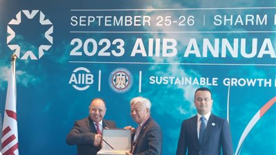 مصر تسلم رئاسة مجلس محافظي البنك الآسيوي للاستثمار في البنية التحتية إلى أوزبكستان 