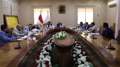 محافظ الوادي الجديد يترأس لجنة اختبار المتقدمين لشغل الوظائف القيادية 