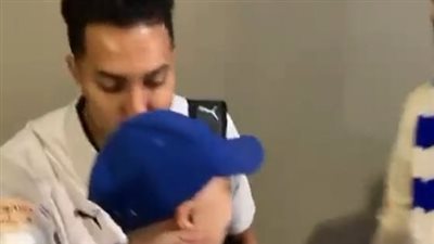 الدوسري يخطف الأنظار بموقف إنساني مع طفل من ذوي الاحتياجات الخاصة