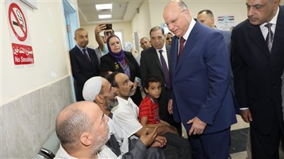 محافظ القاهرة يتفقد القافلة التنموية الشاملة 