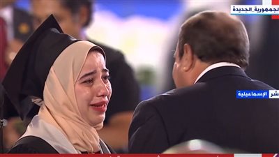 خرجت من الصف فجأة.. رد فعل السيسي تجاه طالبة تحدثت معه باكية (فيديو)