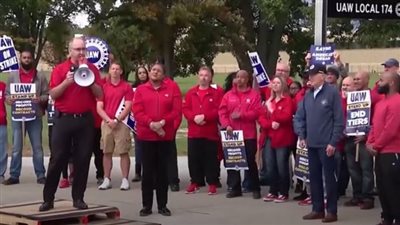 بايدن يزور عمال سيارات معتصمين ويدعم مطالبهم