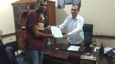 وزارة العمل : تسليم عقود عمل لذوى همم بأسوان