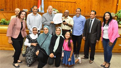 محافظ أسيوط يناقش الاستعدادات النهائية للعام الدراسي الجديد ويكرم المتفوقين