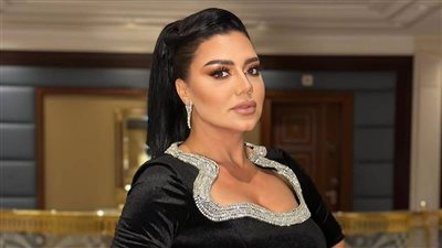 رانيا يوسف تخطف الأنظار بميني جيب وكروب توب في كان 